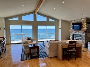 Smart-tv, een open haard, videospelletjes en een tafeltennistafel