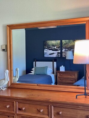 3 habitaciones, escritorio, tabla de planchar con plancha y wifi gratis 