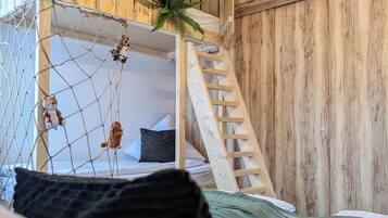 1 habitación, tabla de planchar con plancha, cuna de viaje y wifi