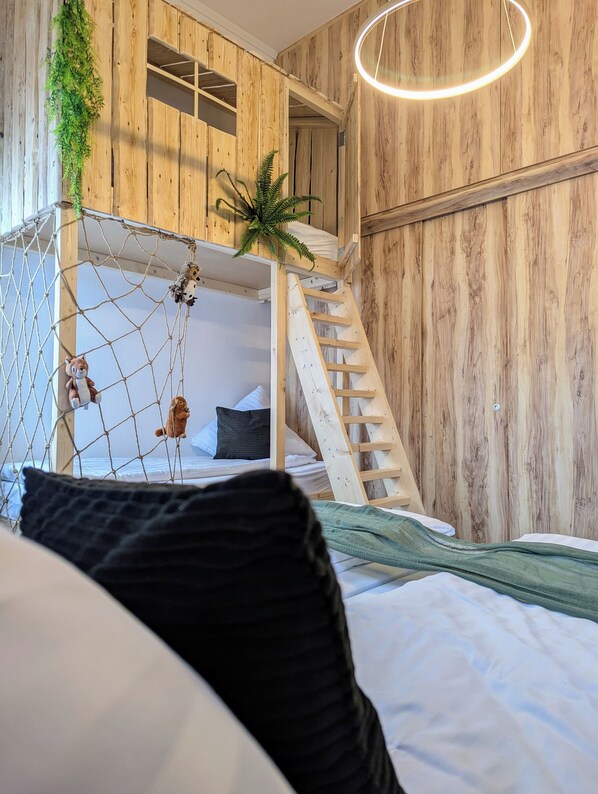 1 bedroom, iron/ironing board, travel crib, WiFi - Tree house suite - family-friendly with play corner and unique bunk bed (Schönau an der Brend)
