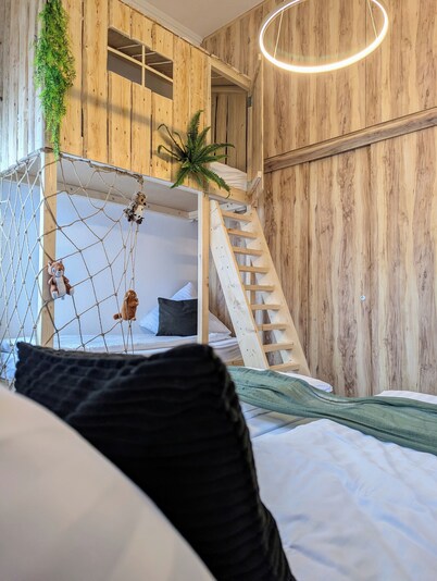 Tree house suite - family-friendly with play corner and unique bunk bed