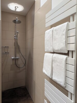 Een douche, een haardroger, een bidet, handdoeken