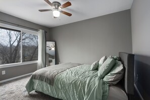 3 chambres, fer et planche à repasser, Wi-Fi, draps fournis