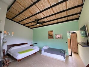 3 habitaciones, tabla de planchar con plancha, wifi y ropa de cama 