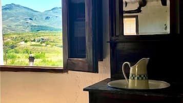 Habitación doble romántica | Decoración personalizada, escritorio y espacio para trabajar con laptop