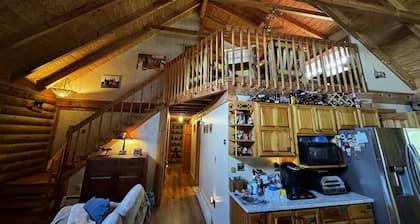 Spacious 6BR Log Cabin Retreat - Pool, Hot Tub, Stunning Mountain&Foilage Views
