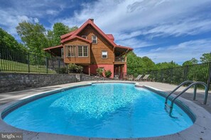 Una piscina al aire libre, una piscina climatizada