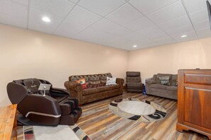 Smart TV, fireplace, DVD player, table football - Oakland Bear Lair, located just minutes from Deep Creek Lake (Oakland)