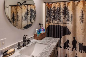 Bañera de hidromasaje, secador de pelo, bidé y toallas