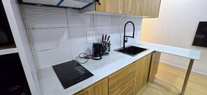 Kühlschrank, Mikrowelle, Ofen, Herdplatte