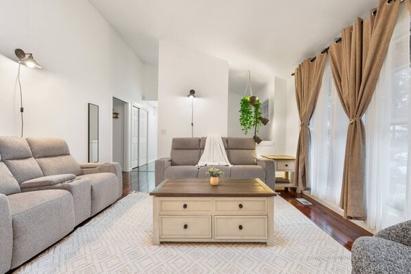 Living area - The Singing Willow - Spacious Retreat near Microsoft (Redmond)