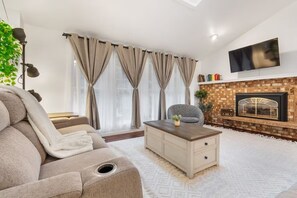 Living area - The Singing Willow - Spacious Retreat near Microsoft (Redmond)