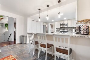 Private kitchen - The Singing Willow - Spacious Retreat near Microsoft (Redmond)