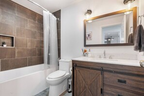 Haartrockner, Bidet, Handtücher, Seife