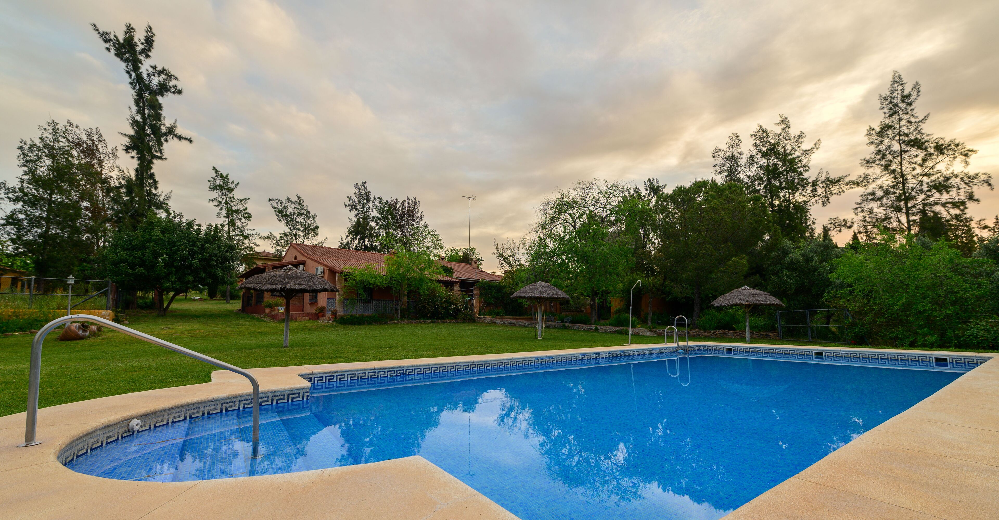Piscina externa, guarda-sóis, espreguiçadeiras