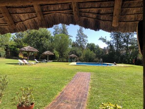 Piscine extérieure, parasols de plage, chaises longues