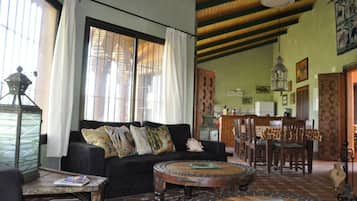 Casa, 6 camere da letto, animali ammessi, vista giardino | Area soggiorno | TV