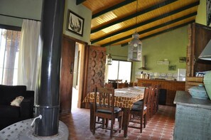 House, 6 Bedrooms, Pets allowed, Garden View | In-room dining