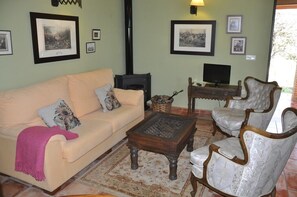 Family Villa, Private Bathroom, Garden View | Living area