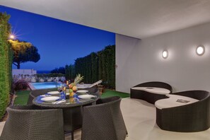 Outdoor dining - Perfect for holidays – unwind in Sao Rafael with a private pool option (Sao Rafael)