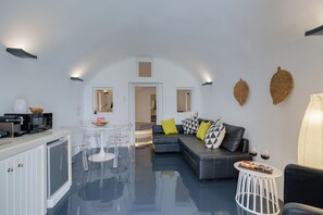 디럭스 스위트 | 거실 공간 | 케이블 채널 시청이 가능한 32인치 스마트 TV