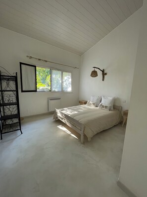 4 bedrooms, travel cot