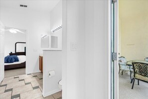 5 habitaciones, tabla de planchar con plancha, cuna de viaje y wifi
