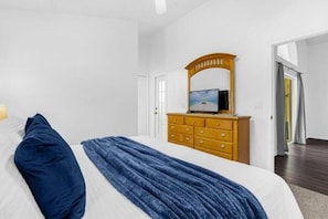 5 slaapkamers, een strijkplank/strijkijzer, reisbedje, wifi