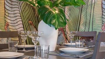 Apartment, Multiple Beds, Balcony, Garden View (2133 Krisron Road (D-302)) | Dining