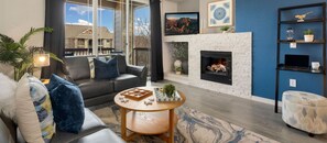 Departamento, varias camas, balcón, vista al jardín (2133 Krisron Road (D-302)) | Área de sala de estar | Televisión de pantalla plana de 50 pulgadas con canales digitales 