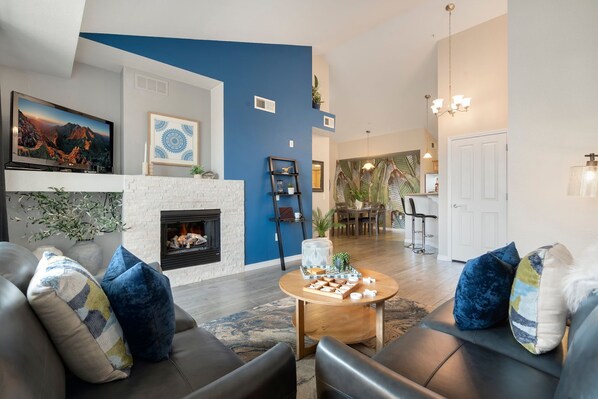 Huoneisto, useita sänkyjä, parveke, näköala puutarhaan (2133 Krisron Road (D-302)) | Oleskelualue | 50–tuumainen taulutelevisio, jossa digitaalikanavat