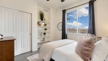 Apartment, Mehrere Betten, Balkon, Gartenblick (2133 Krisron Road (D-302)) | 2 Schlafzimmer, individuell dekoriert, individuell eingerichtet