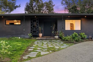 Exterior detail - Mid-Century Gem in Hollywood Hills – Spacious & Private 2.5BD/2.5BA (Los Angeles)