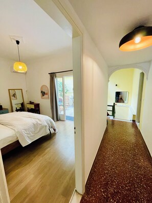 1 sovrum, värdeförvaringsskåp på rummet och skrivbord