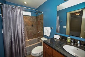 Dusche, Handtücher, Seife, Toilettenpapier