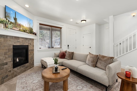 Smart TV, fireplace, table football, ping pong. Hot Tub, BBQ Grill, Game Rm & String-Lit Patio @4BR Boho Pines Haven in FLG