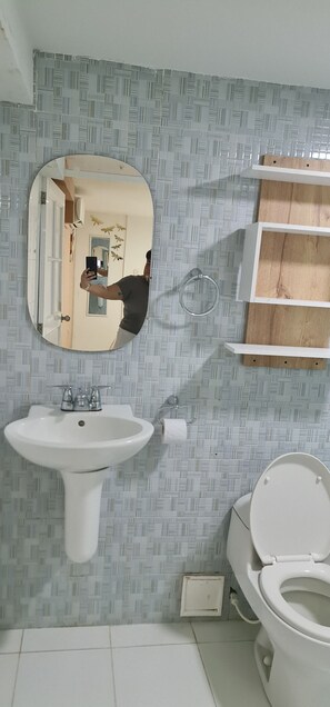 Ducha, toallas, jabón y champú