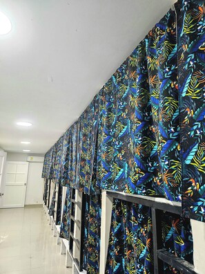 Dormitorio compartido básico | Espacio para trabajar con un portátil y wifi gratis