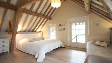 2 bedrooms, travel crib, free WiFi