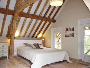 2 bedrooms, travel cot, free WiFi