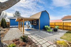 Outdoor dining - Spacious 1 bedroom in Salt Lake City with private backyard (South Salt Lake)