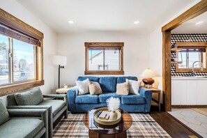 TV, music library, stereo - Spacious 1 bedroom in Salt Lake City with private backyard (South Salt Lake)