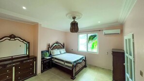 2 bedrooms, iron/ironing board, WiFi