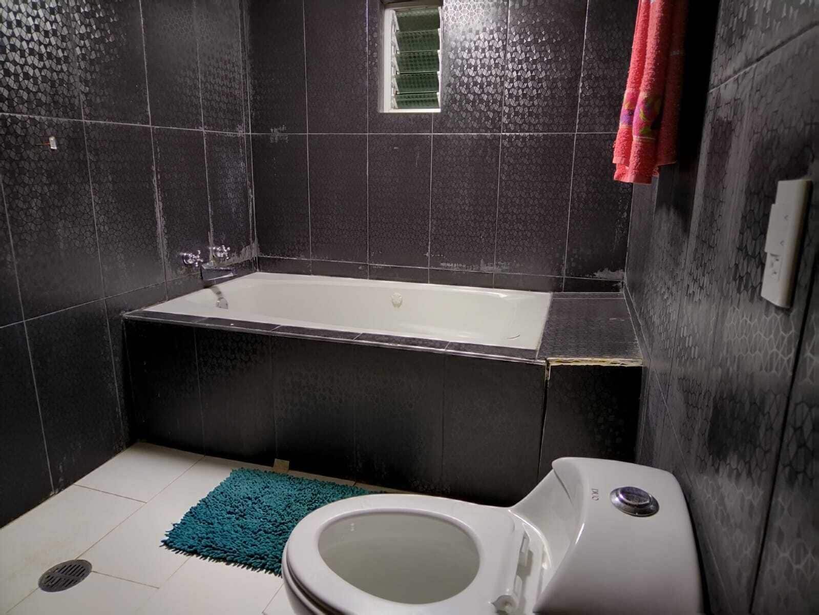 Cabaña familiar, patio, vistas al río | Baño | Toallas, jabón, champú y papel higiénico