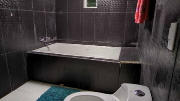 Cabaña familiar, patio, vista al río | Baño | Toallas, jabón, shampoo, papel de baño