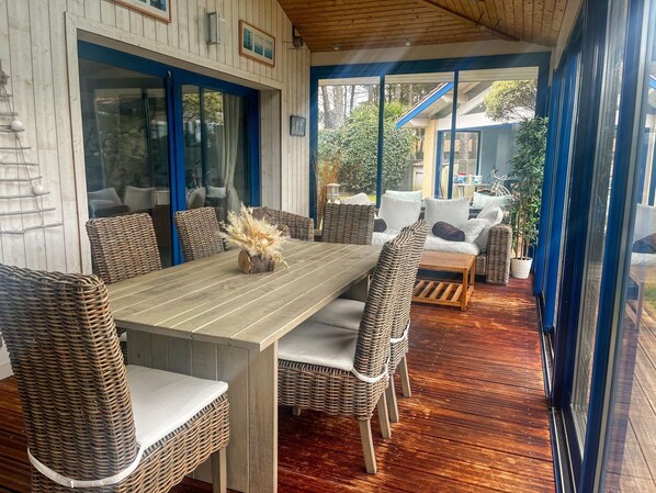 Outdoor dining - Magnificent villa with swimming pool for 7 people at the foot of the dunes (BISCARROSSE PLAGE)