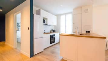 Een koelkast, een microgolfoven, een oven, een vaatwasser