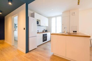 Geladeira, micro-ondas, fogão, lava-louças