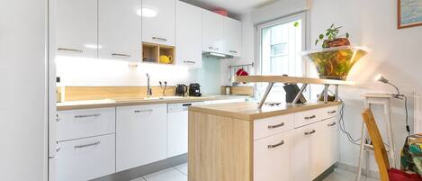 Fridge, oven, dishwasher, coffee/tea maker