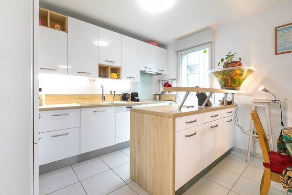 Réfrigérateur, four, lave-vaisselle, cafetière/bouilloire